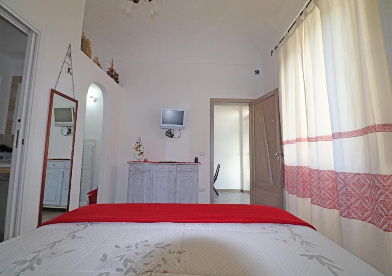 Murphy Holiday Home - Mongiardino 01 Ла-Маддалена Экстерьер фото